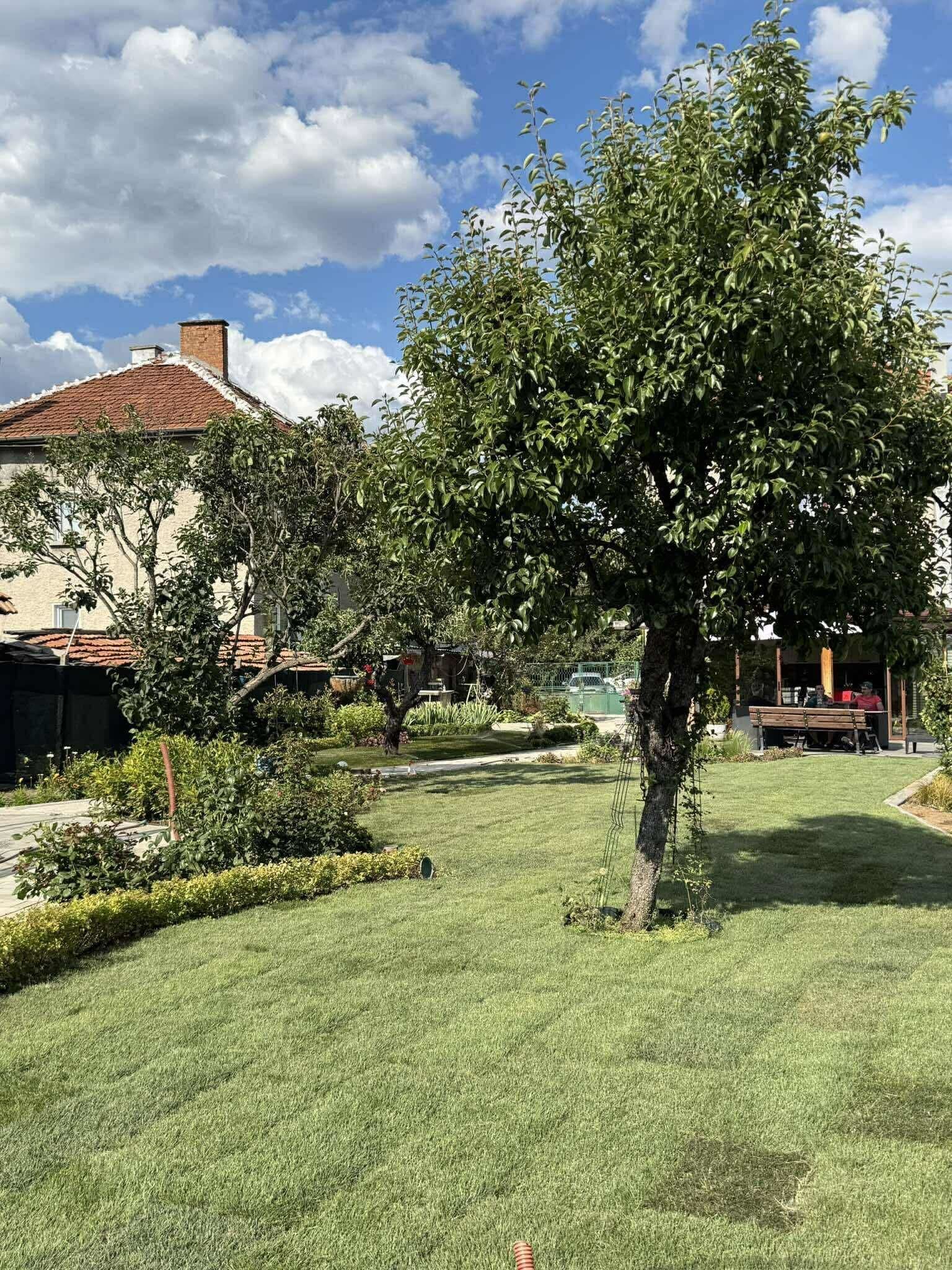 Модерно градинско пространство с водна площ